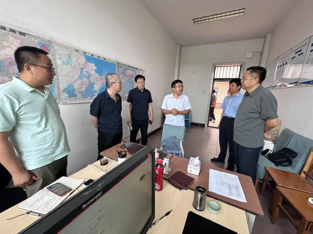 黨委書(shū)記孫眾志深入槐蔭校區(qū)檢查指導(dǎo)暑期工作并開(kāi)展健康咨詢(xún)活動(dòng)